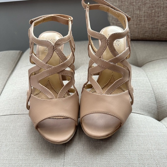 Heels - Picture 1 of 4